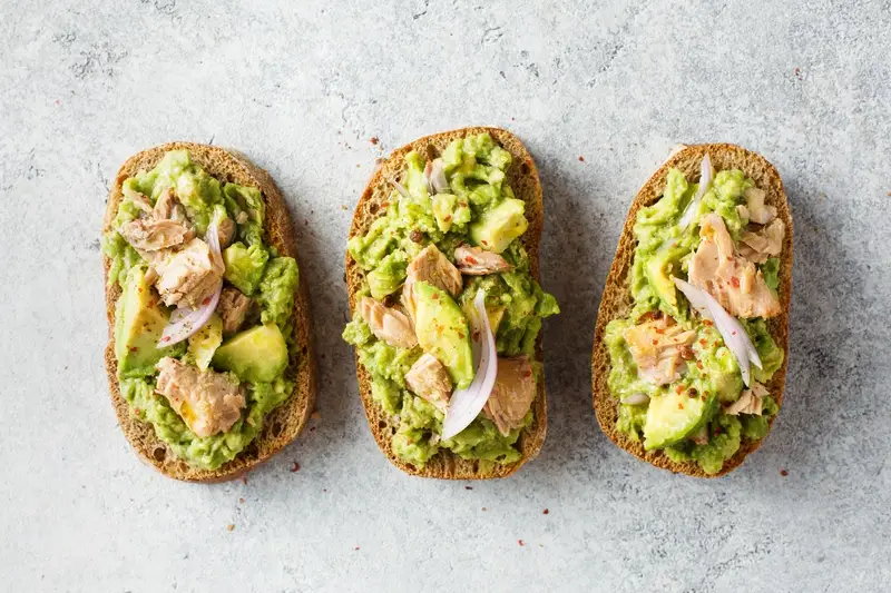 Tostadas con aguacate y atún