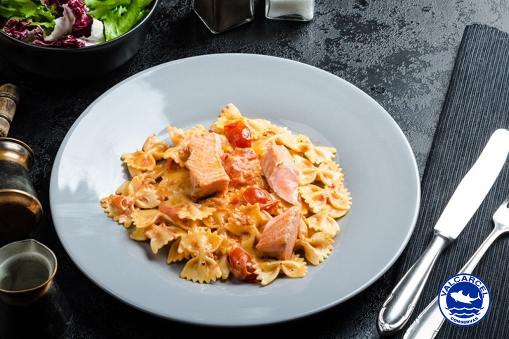 La receta de farfalle con salsa de tomates y salmón destaca por su equilibrio entre sencillez y sofisticación.
